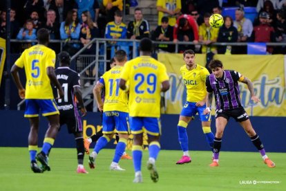 Stanko Juric cabecea un balón ante el Cádiz.