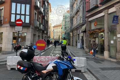 La calle Cánovas del Castillo de Valladolid cortada tras el hundimiento de una rejilla de sumidero.