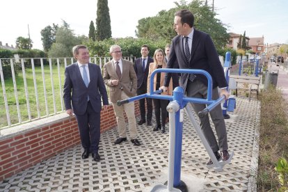 El consejero de la Presidencia, Luis Miguel González Gago, visita el nuevo parque para la realización de actividad física al aire libre realizado en Medina del Campo con