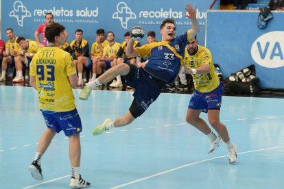 Pablo Herrero, en uno de sus goles ante el Tubos Aranda en la última jornada Asobal.