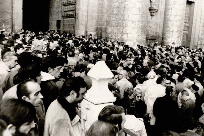 Público congregado a la entrada de la Catedral de Valladolid para asistir al funeral por la muerte de Francisco Franco
