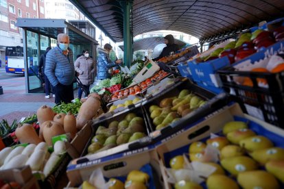 Mercado de fruta y hortalizas de la Plaza España en Valladolid.