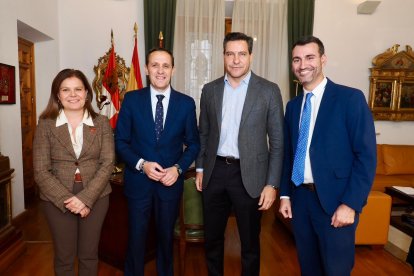Conrado Íscar,mantiene una reunión de trabajo con los presidentes de los cinco Grupos de Acción Local (GAL), el eurodiputado Raúl de la Hoz y la directora general de Industria , Cristina Frías.