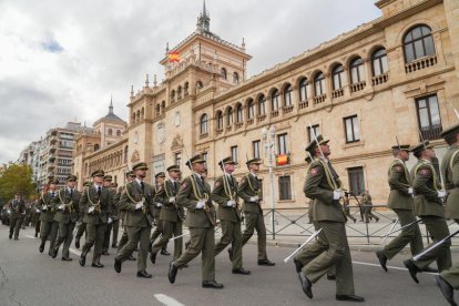 Un momento del desfile de Caballería por las calles de Valladolid