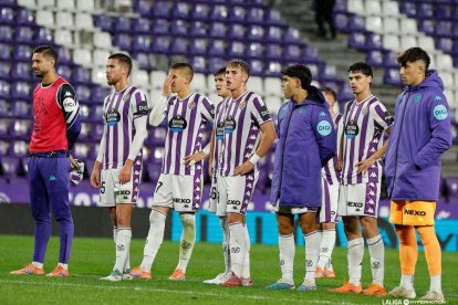 Los jugadores blanquivioleta acuden al Fondo Norte al final del partido, tras una nueva derrota en casa.