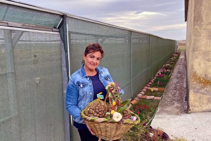 Ana María posa en su granja de Ciadoncha.