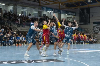 Poladura lanza a portería en el partido entre Cangas y Recoletas.