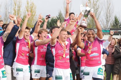 Los jugadores del VRAC Quesos Entrepinares celebran su título de la Supercopa.