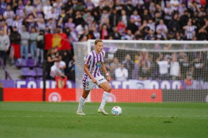 Lachuer conduce el balón en un partido en Zorrilla.