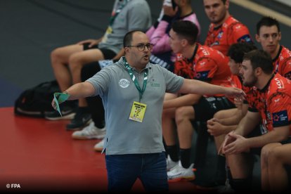 Dani Gordo, dirigiendo al Ademar de León.