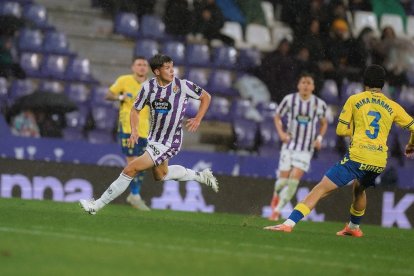 Mario Domínguez se desmarca a la espera de que le llegue el balón, ante Las Palmas.