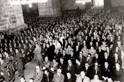 Asistentes al funeral por la muerte de Francisco Franco celebrado en la Catedral de Valladolid.