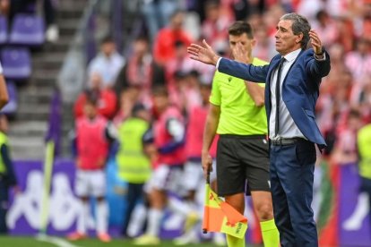 Almada se lamenta durante la derrota en Zorrilla ante el Sporting.