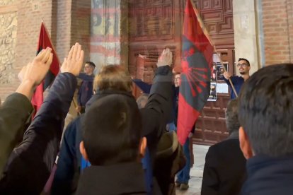 Cantan el Cara el Sol a las puertas de una iglesia de Valladolid