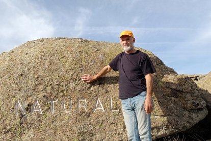 Carlos de Gredos con una de las obras de Cerro Gallinero.