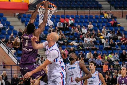 Taiwo machaca el aro del Clavijo ante un superado Íñigo Royo, ex CBC Valladolid.