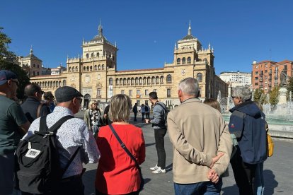 Turistas paseando por la Plaza Zorrilla en Valladolid