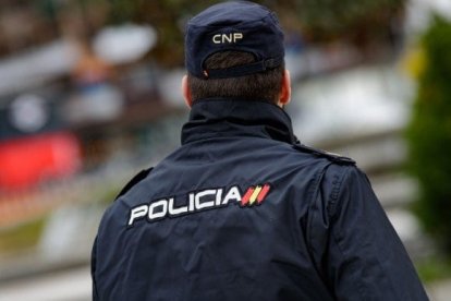 Un agente de Policía Nacional