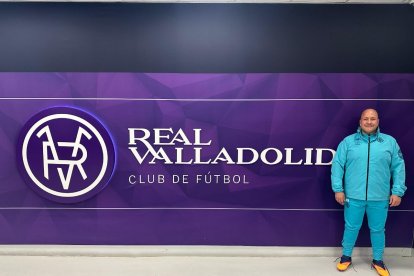 Enrique Alfaro posa con ropa de entrenamiento en las instalaciones del club blanquivioleta.