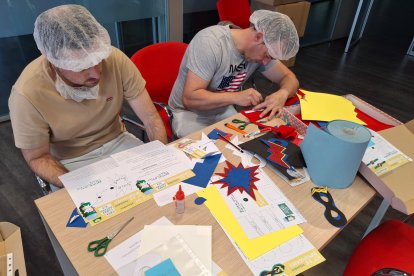 actividad de voluntariado en colaboración con la Fundación Pequeño Deseo para crear auténticos ‘Trajes de Superpoderes’