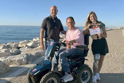 El productor vallisoletano Rodrigo Espinel junto a El Langui y Desirée Vila, en el rodaje de 'Ganas de vivir'. (Foto © Morena Films)