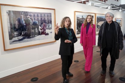 La viceconsejera de Acción Cultural, Mar Sancho, inaugura la exposición de fotografía 'En la plaza', de Ángel Marcos, junto al artista y Koré Escobar.