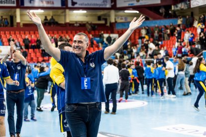 David Pisonero saluda a la grada sonriente tras el último triunfo ante Granollers.