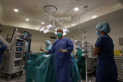 El jefe del Servicio de Urología del Hospital El Bierzo, Óscar Miranda, durante una operación con el robot Da Vinci