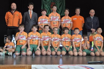 Formación de la Escuela Ciclista La Casera La Cistérniga .