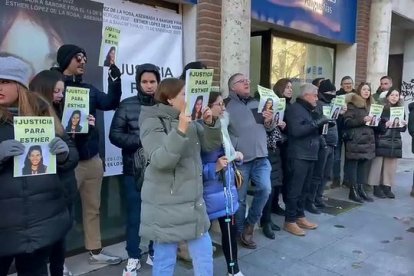 La familia  y amigos de la joven desaparecida y hallada muerta en Traspinedo hace casi cuatro años exigen "justicia para Esther", ante la vista preliminar.<br />PHOTOGENIC