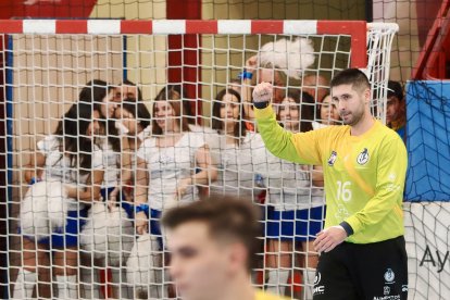 César Pérez celebra una de sus 18 paradas.