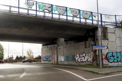 Grafitis junto a las rondas en Valladolid.