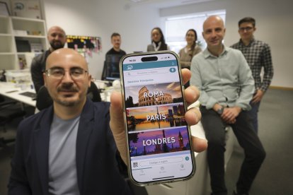 Ricardo Hernández, Luis Vaquero y Sebastián de Prada junto con el resto del equipo de DareMapp.