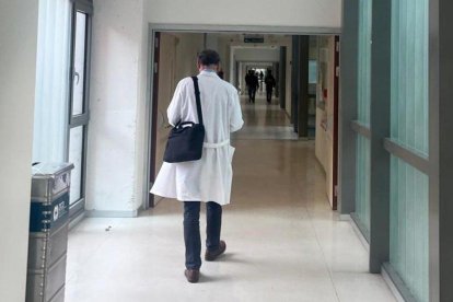 Un médico en un hospital de la Comunidad