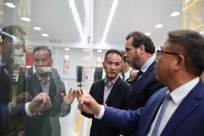 Óscar Puente en la fábrica de Gotion en Hefei, junto al CEO de Gotion, Li Zhen