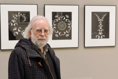 Rafael Pablos junto a 'La espiral', 'Círculos' y 'La caída', de 1975