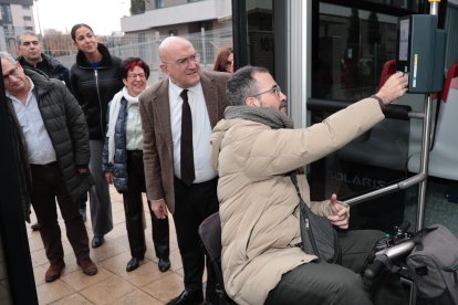 Una persona con movilidad reducida utiliza la segunda validadora de los buses de Auvasa.