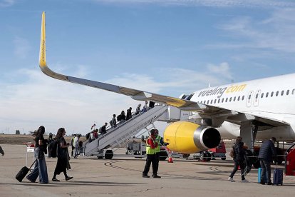 Pasajeros suben a un avión de Vueling en el aeropuerto de Villanubla en una foto de archivo.