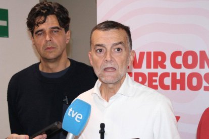 El coordinador federal de Izquierda Unida, Antonio Maíllo y el candidato a la Presidencia de IU, Juan Gascón