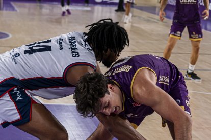 Juangar lucha por el control de un balón ante Lopes Marqués.