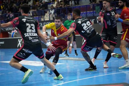 Una acción del partido entre Puente Genil y Recoletas