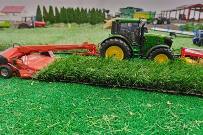 Muestra de maquinaria agrícola en miniatura en Villamartín de Campos.