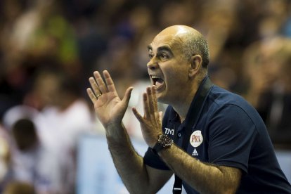 Juan Carlos Pastor dirigiendo al Pick Szeged húngaro.