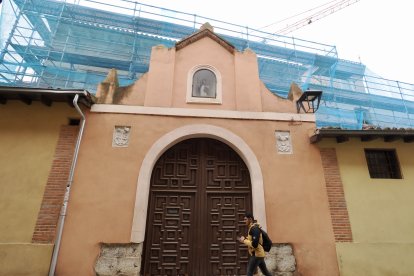 Exterior del convento de Santa Catalina con las obras para albergar el centro de la Cultura del Vino
