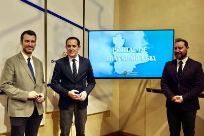 El presidente de la Diputación de Valladolid, Conrado Íscar, junto con los diputados provinciales, David Esteban y David de la Viuda, presentan el nuevo Portal de Transparencia de la institución provincial.