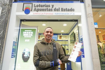 Alfonso Cermeño gestor de la administración de lotería nº 22 en la calle Santiago.
