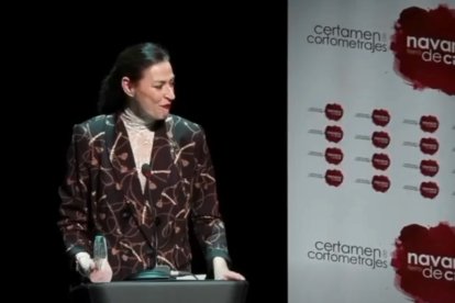 Marta Ruiz de Viñaspre recoge su galardón en la clausura del certamen.