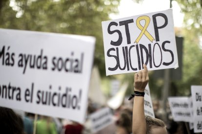 Manifestación para pedir más ayudas contra el suicidio.