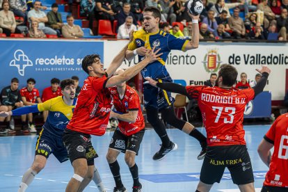 El extremo Serrano se eleva para tirar en suspensión.