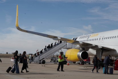 Pasajeros suben a un avión de Vueling en el aeropuerto de Villanubla el pasado mes de octubre
